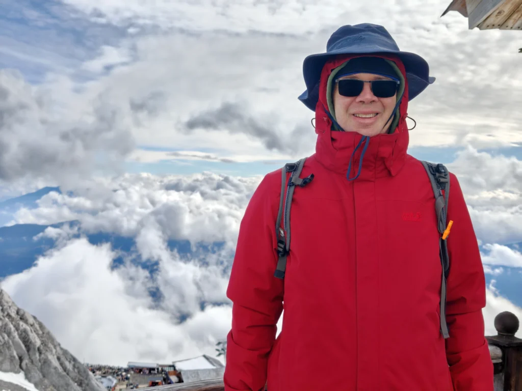 Stefan mit Wolken und Berge im Hintergrund