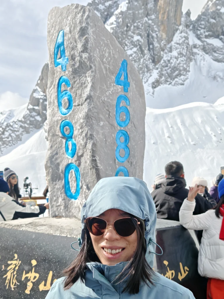 Rong, im Hintergrund der Fels mit der Höhenangabe von 4680 mNN