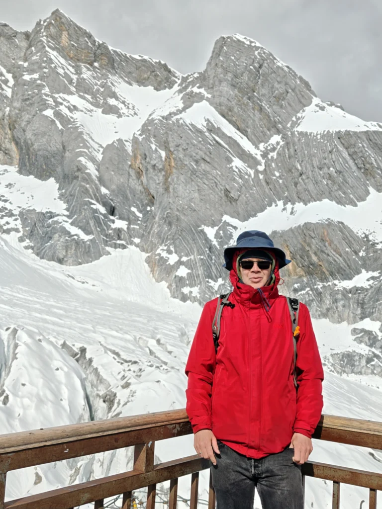 Stefan mit Gebirge im Hintergrund