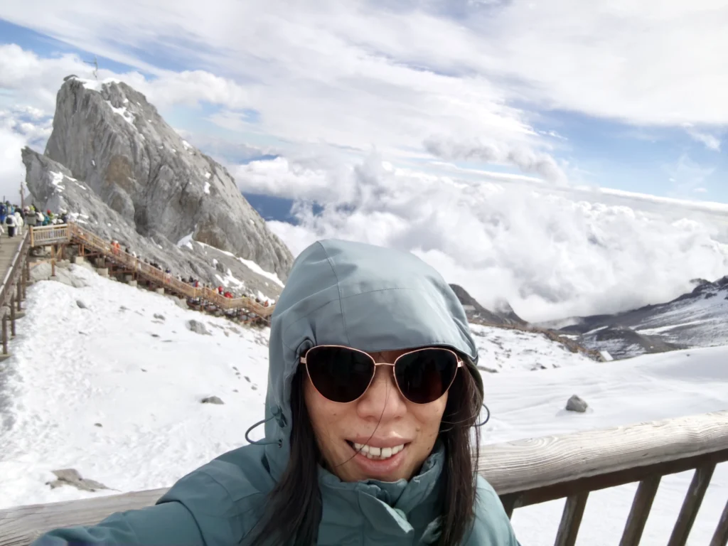 Rong mit gebirgigen Hintergrund