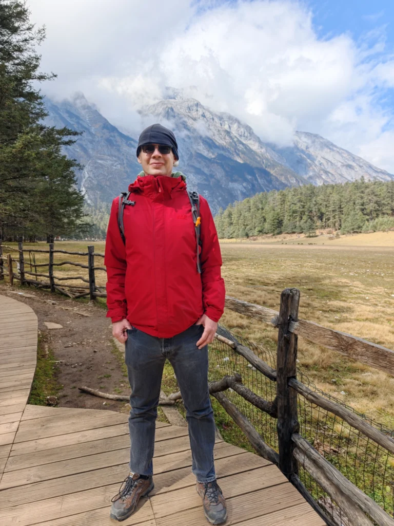 Stefan mit Berge im Hintergrund