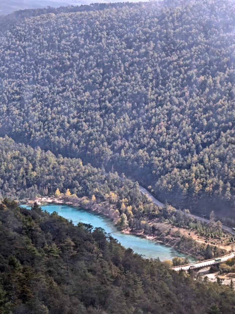 Blick ins Tal auf einen See