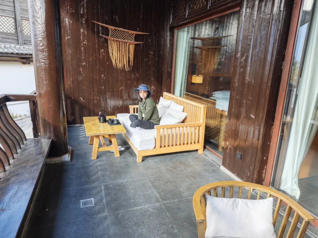 Rong auf der Terrasse der Hotel-Suite