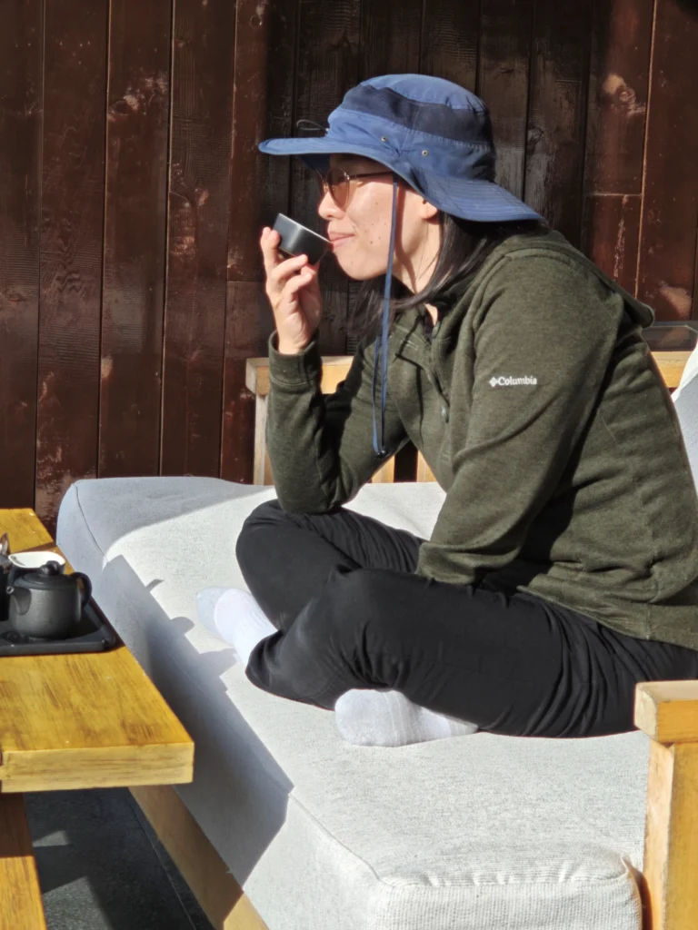 Rong auf der Terrasse der Hotel-Suite beim Tee trinken