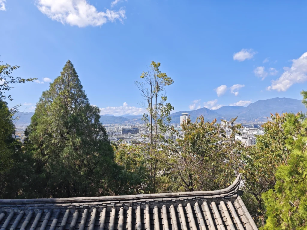 Blick von der Altstadt von Lijang auf die Schneeberge