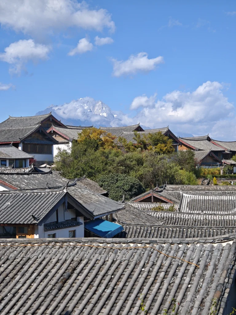 Der Schneeberg im Hintergrund, im Vordergrund die Dächer der Altstadt von Lijang