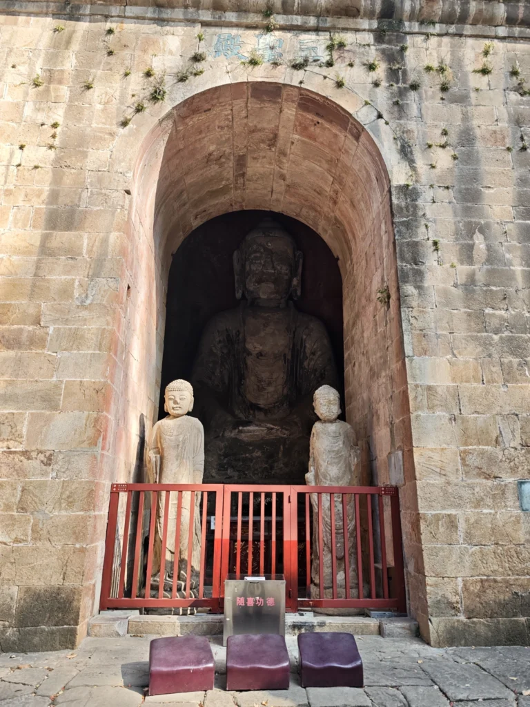 Blick auf steinerne Figuren in einer "runden Toröffnung"