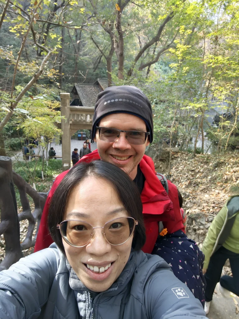 Rong und Stefan mit Bäumen im Hintergrund