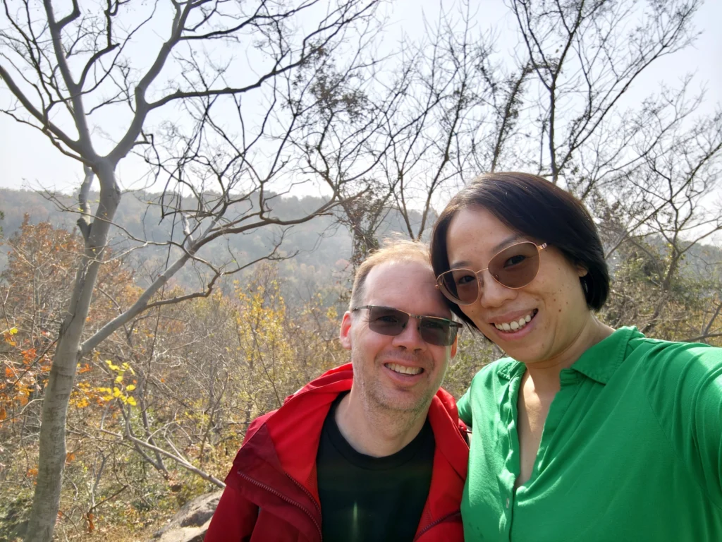 Rong und Stefan mit Bäumen im Hintergrund