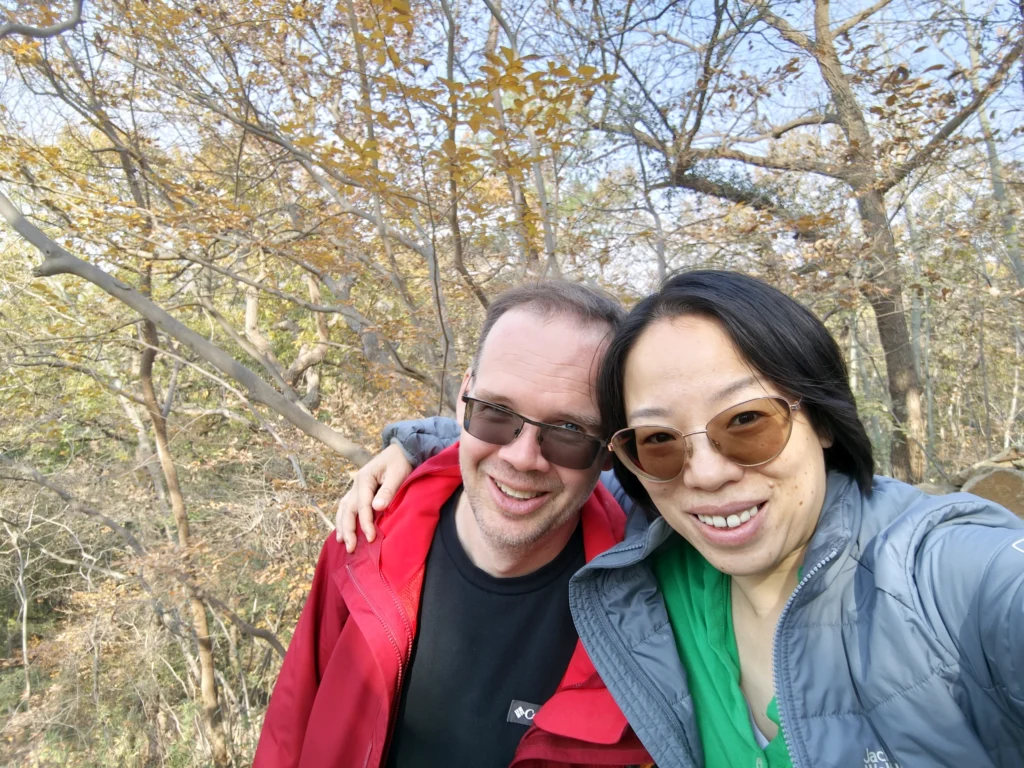 Rong und Stefan mit Bäumen im Hintergrund