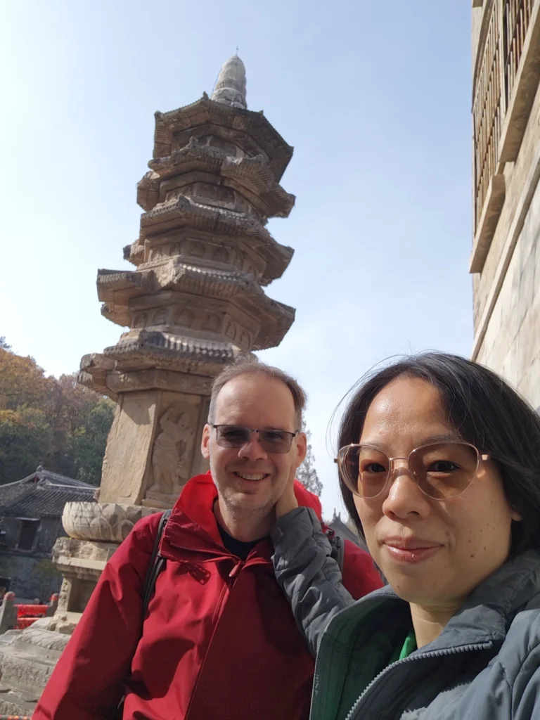 Rong und Stefan mit einem Tempel im Hintergrund