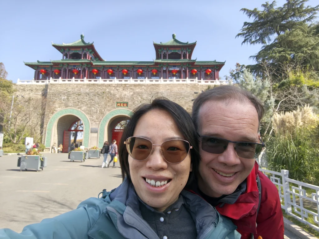 Stefan und Rong am Eingang zum Park am See